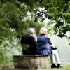 Dating over 50: Ekspertens genveje til kærlighed two people sitting on pavement facing on body of water